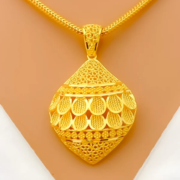 Shimmering 22K Gold Pendant Set