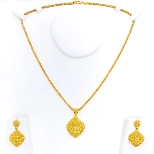 Shimmering 22K Gold Pendant Set - Image 4