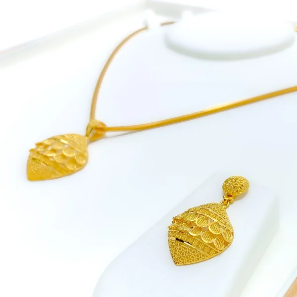 Shimmering 22K Gold Pendant Set - Image 3